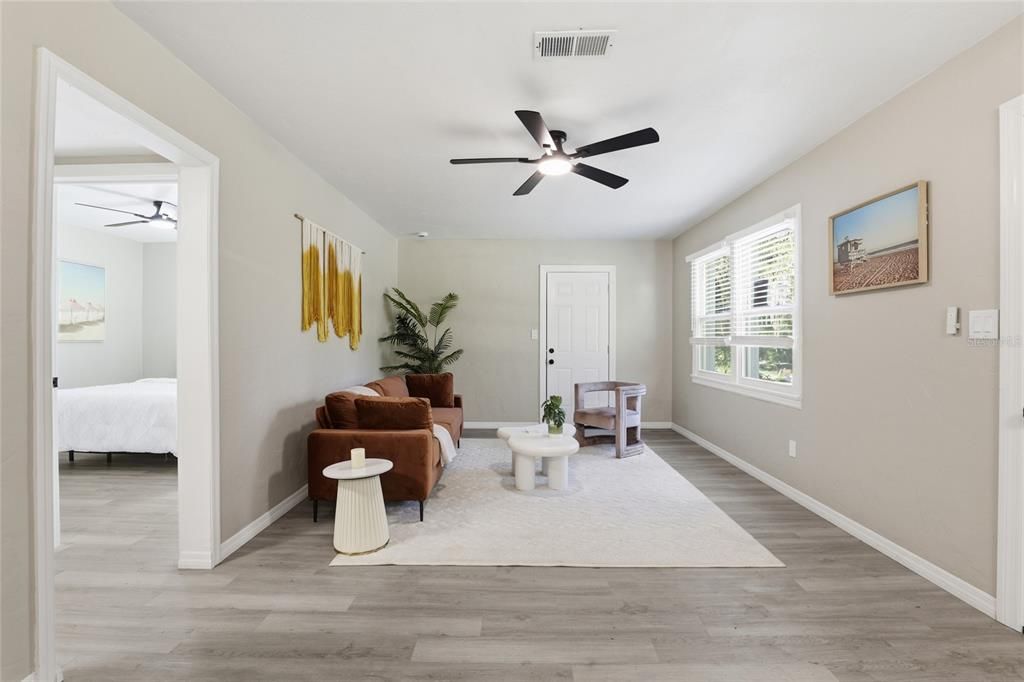 合同活跃: $249,900 (2 贝兹, 1 浴室, 1009 平方英尺)