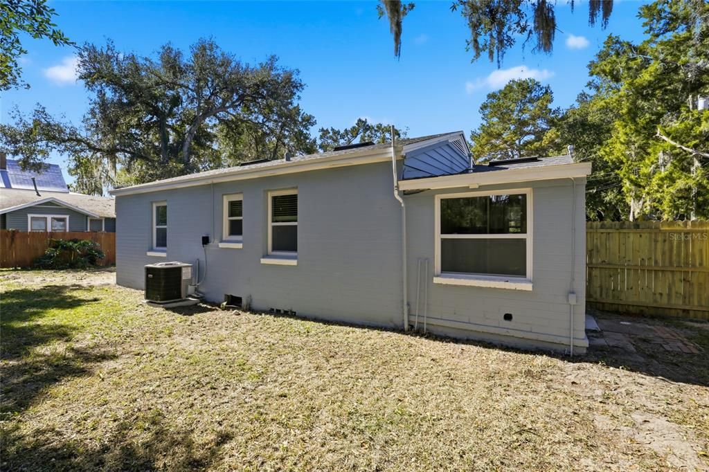 合同活跃: $249,900 (2 贝兹, 1 浴室, 1009 平方英尺)