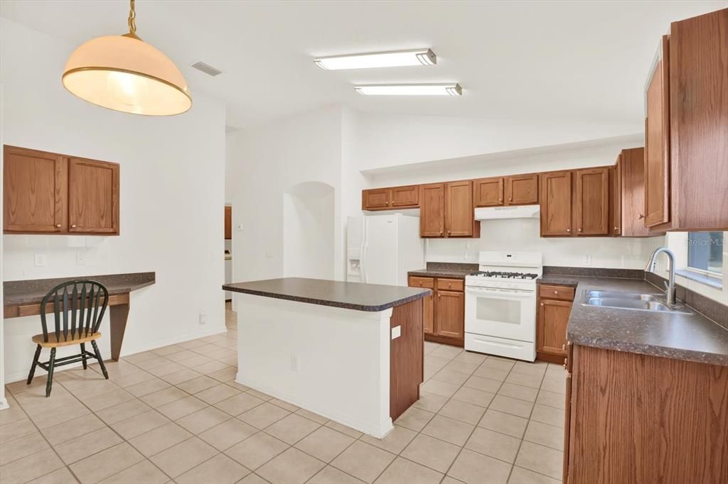 待售: $460,000 (4 贝兹, 2 浴室, 2205 平方英尺)