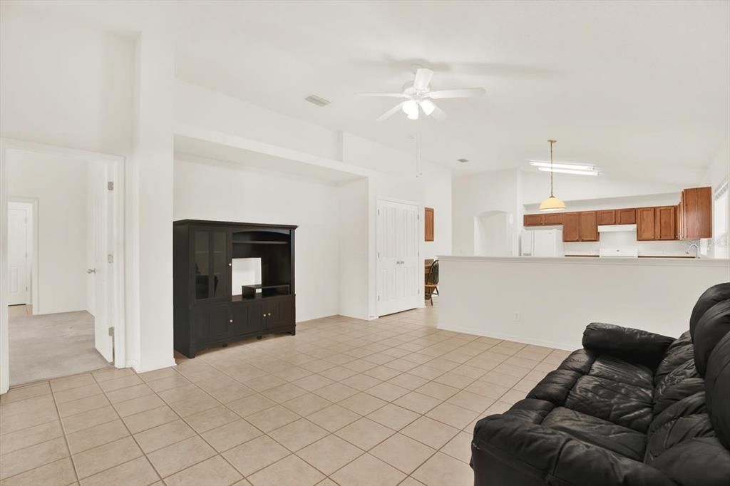 待售: $460,000 (4 贝兹, 2 浴室, 2205 平方英尺)