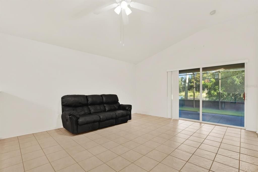 待售: $460,000 (4 贝兹, 2 浴室, 2205 平方英尺)