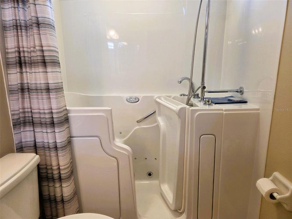 Activo con contrato: $285,500 (3 camas, 2 baños, 1622 Pies cuadrados)