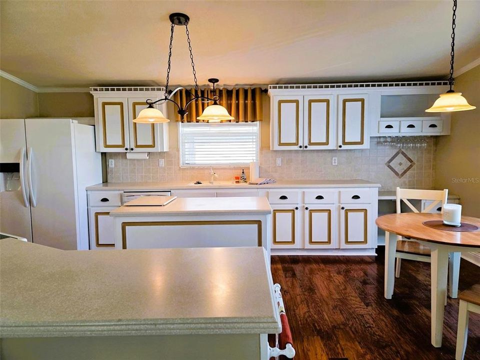 Activo con contrato: $285,500 (3 camas, 2 baños, 1622 Pies cuadrados)