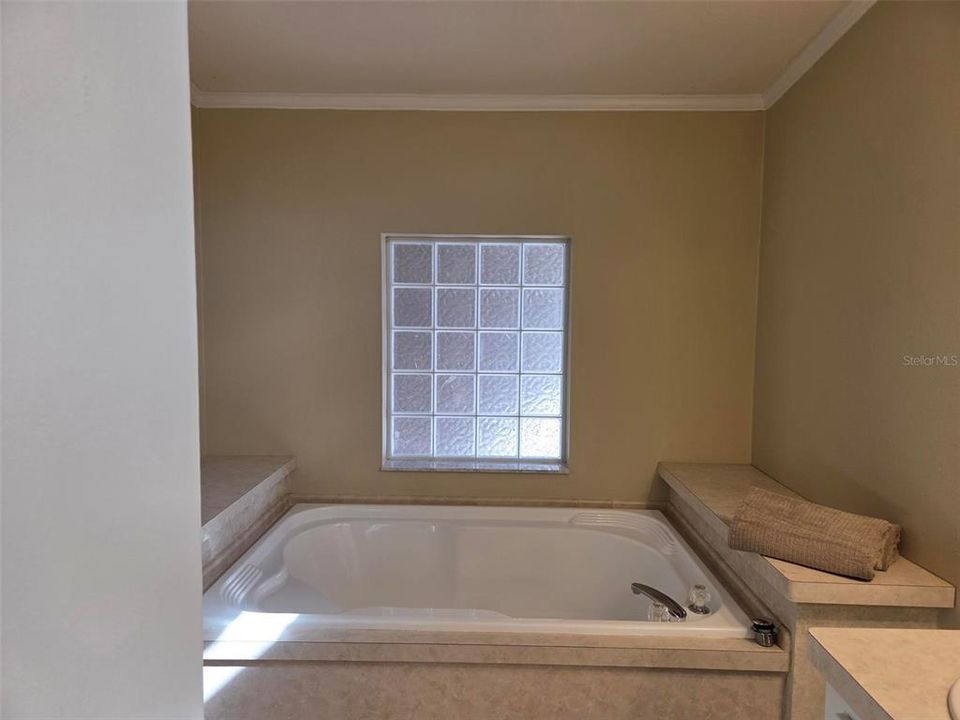 Activo con contrato: $285,500 (3 camas, 2 baños, 1622 Pies cuadrados)