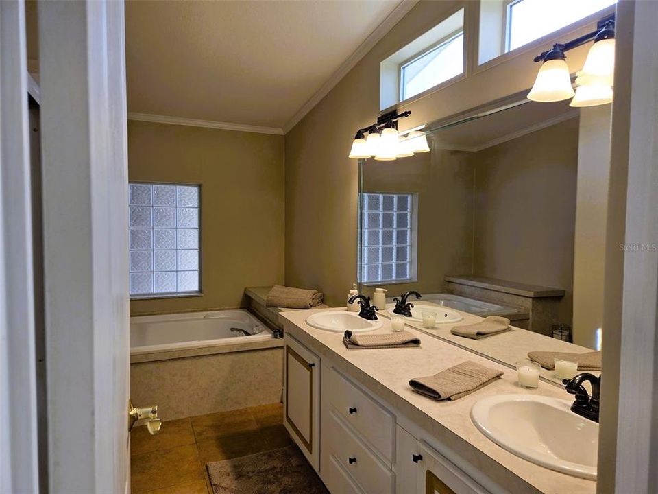 Activo con contrato: $285,500 (3 camas, 2 baños, 1622 Pies cuadrados)