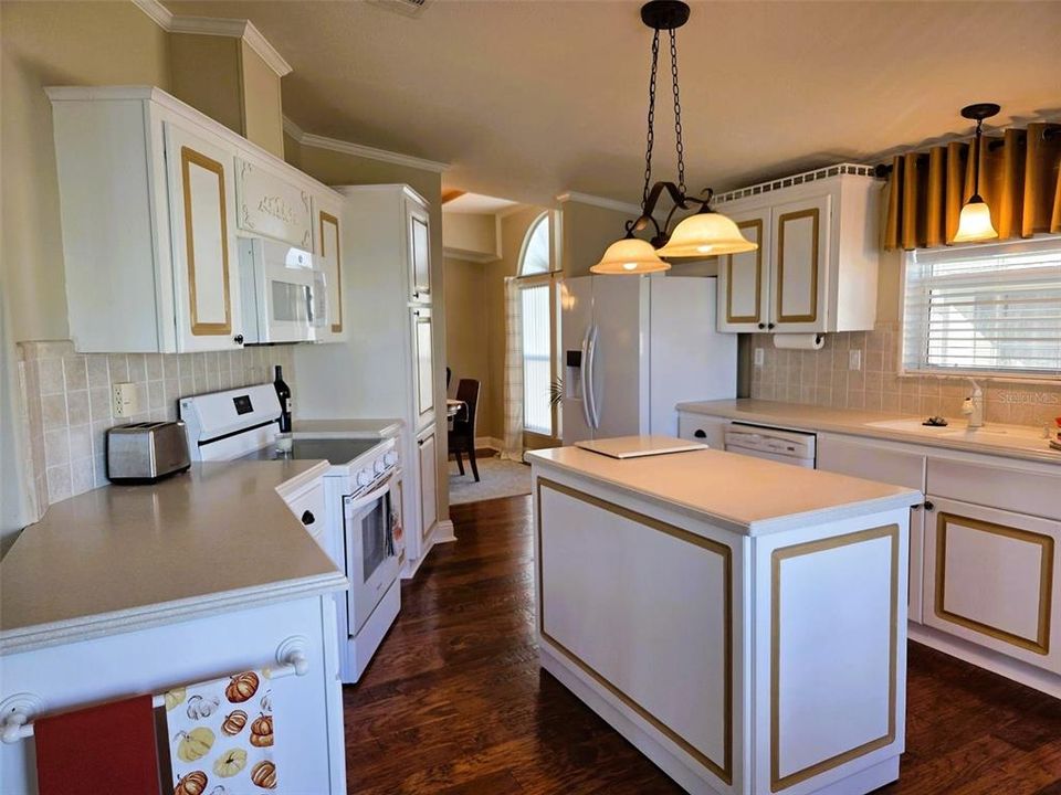 Activo con contrato: $285,500 (3 camas, 2 baños, 1622 Pies cuadrados)