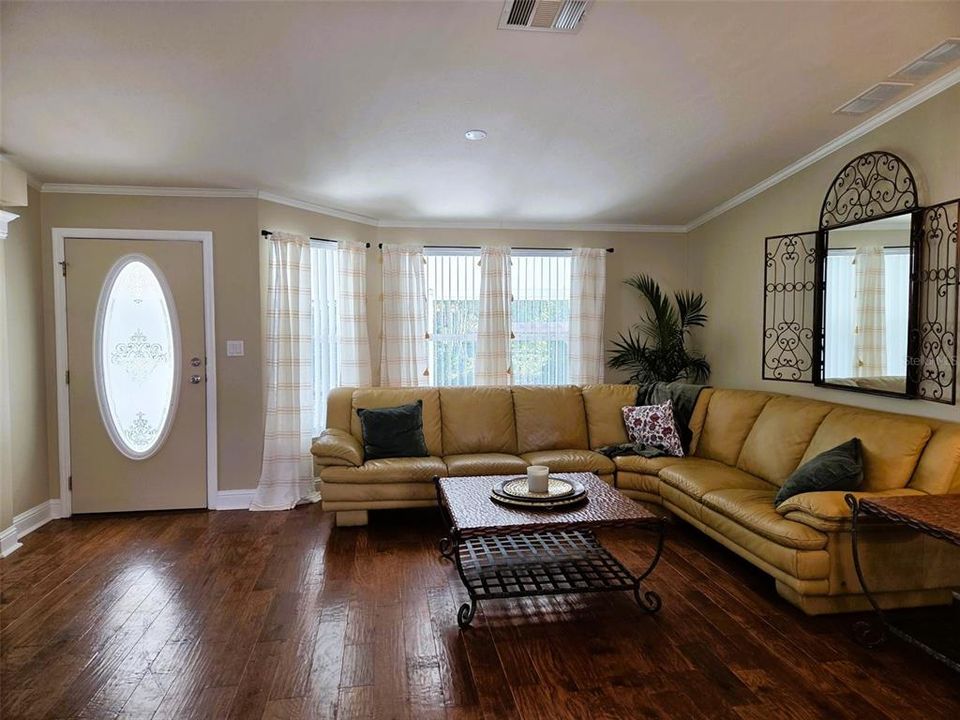 Activo con contrato: $285,500 (3 camas, 2 baños, 1622 Pies cuadrados)