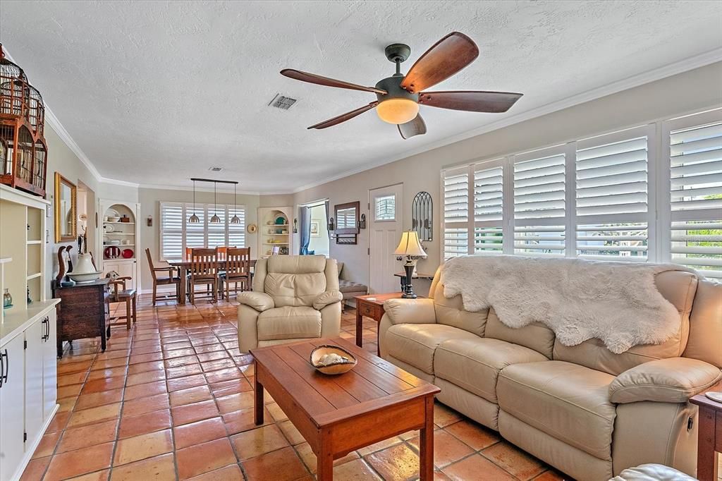 Activo con contrato: $379,000 (2 camas, 1 baños, 1445 Pies cuadrados)