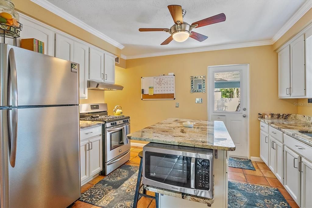 Activo con contrato: $379,000 (2 camas, 1 baños, 1445 Pies cuadrados)