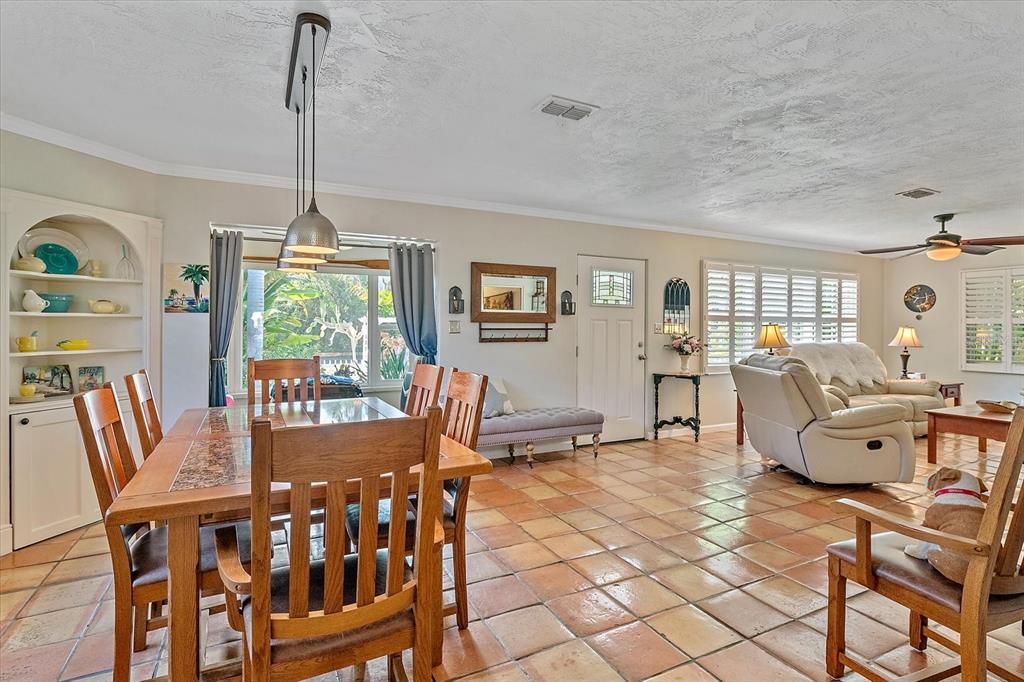 Activo con contrato: $379,000 (2 camas, 1 baños, 1445 Pies cuadrados)