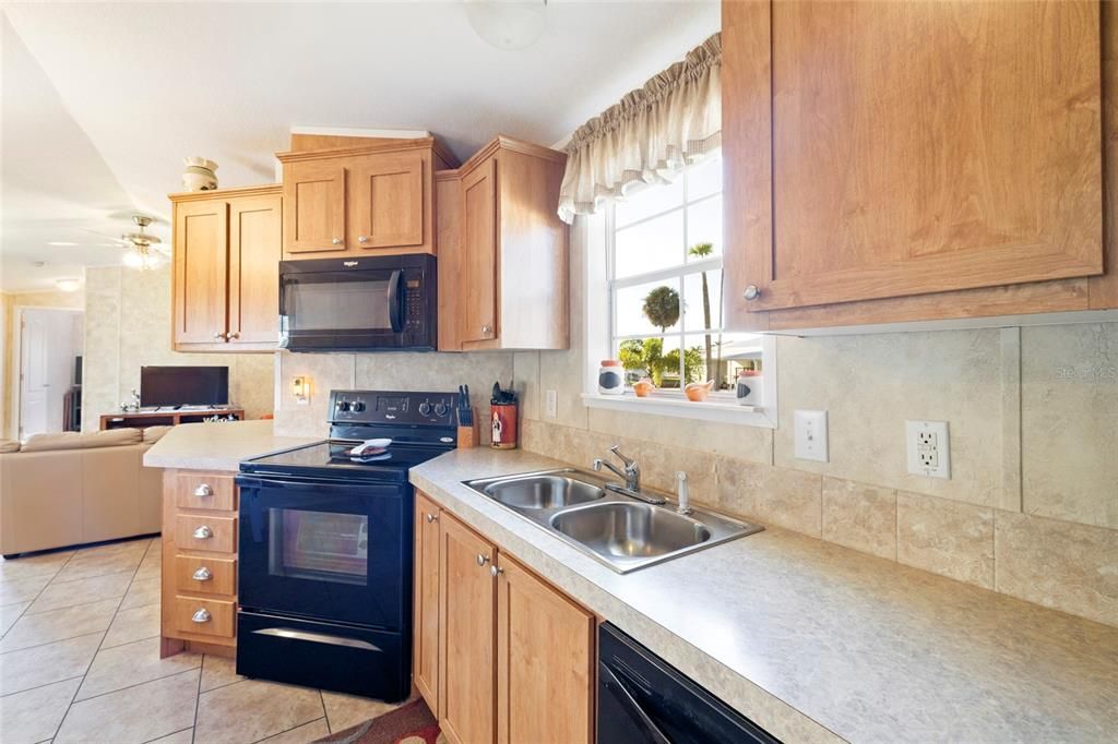 For Sale: $139,000 (2 beds, 2 baths, 832 Square Feet)