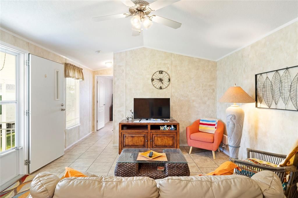 For Sale: $139,000 (2 beds, 2 baths, 832 Square Feet)