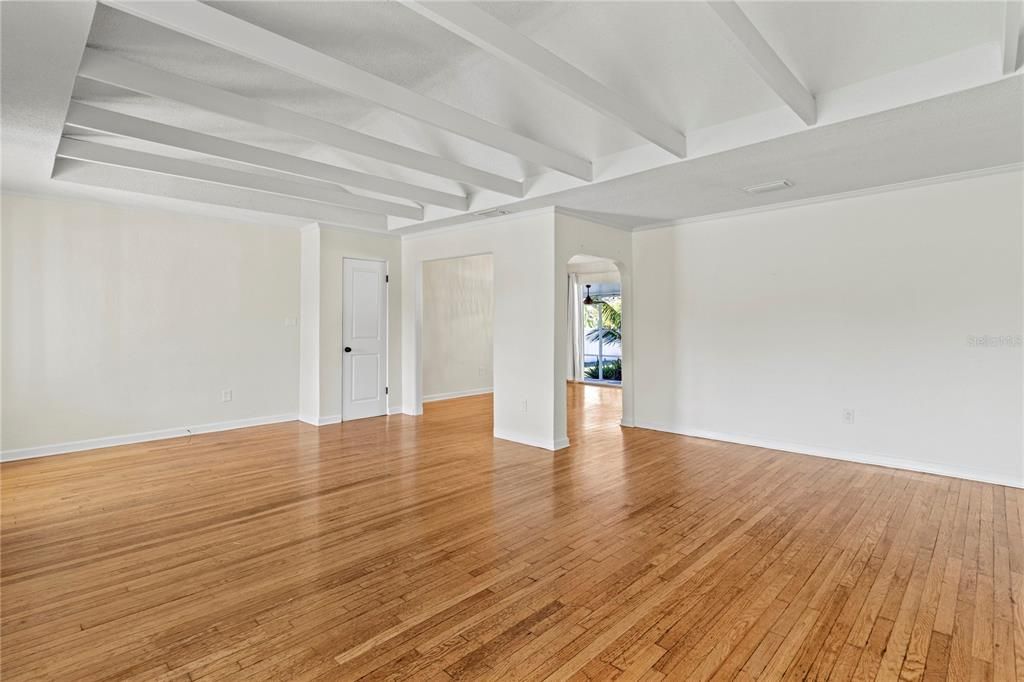 合同活跃: $460,000 (3 贝兹, 1 浴室, 1638 平方英尺)