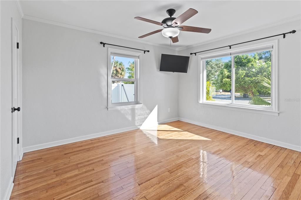 合同活跃: $460,000 (3 贝兹, 1 浴室, 1638 平方英尺)