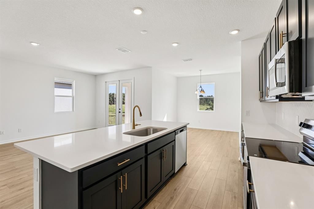 合同活跃: $499,990 (4 贝兹, 3 浴室, 2226 平方英尺)