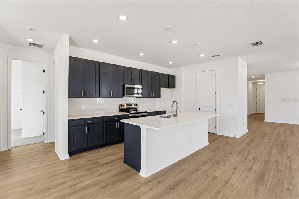 合同活跃: $499,990 (4 贝兹, 3 浴室, 2226 平方英尺)