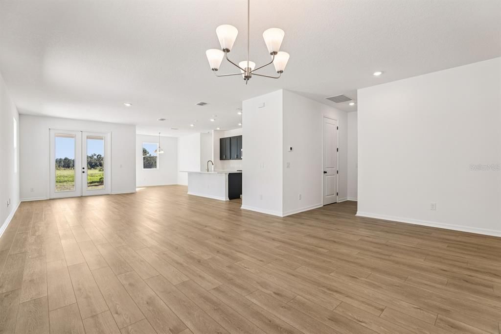 合同活跃: $499,990 (4 贝兹, 3 浴室, 2226 平方英尺)