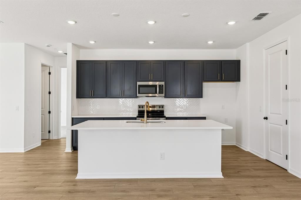 合同活跃: $499,990 (4 贝兹, 3 浴室, 2226 平方英尺)