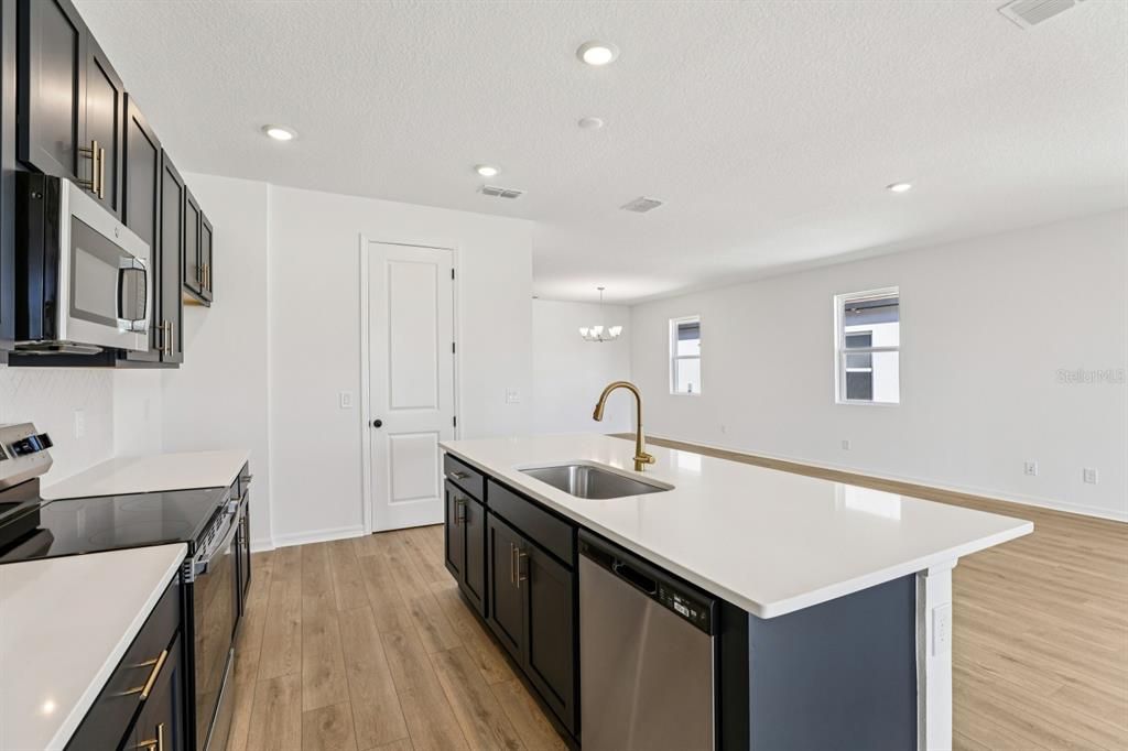 合同活跃: $499,990 (4 贝兹, 3 浴室, 2226 平方英尺)