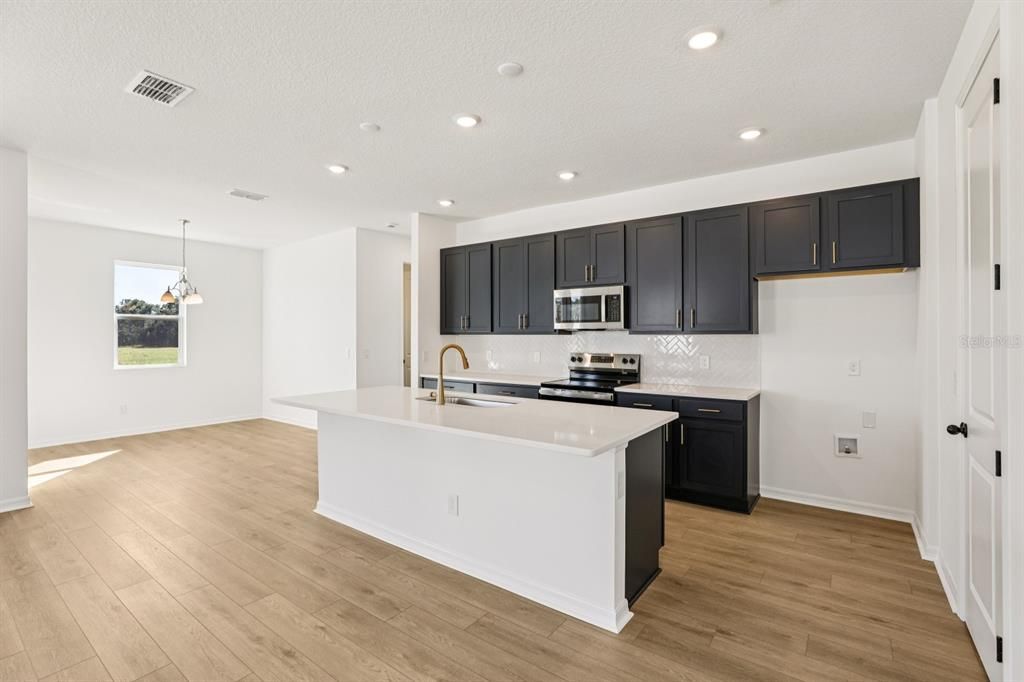 合同活跃: $499,990 (4 贝兹, 3 浴室, 2226 平方英尺)