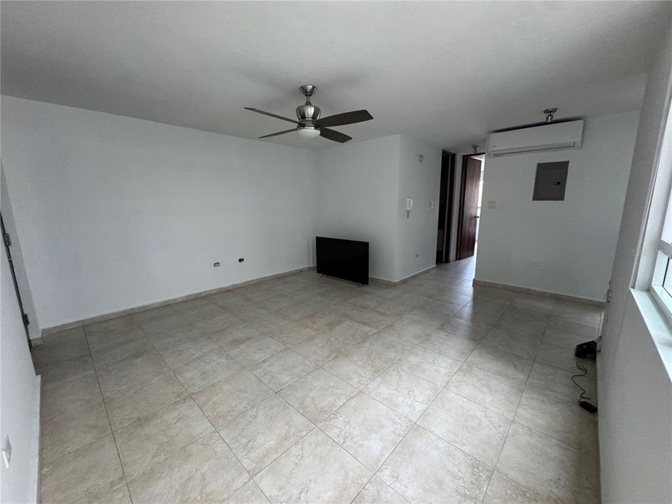 For Rent: $1,800 (1 beds, 1 baths, 572 Square Feet)