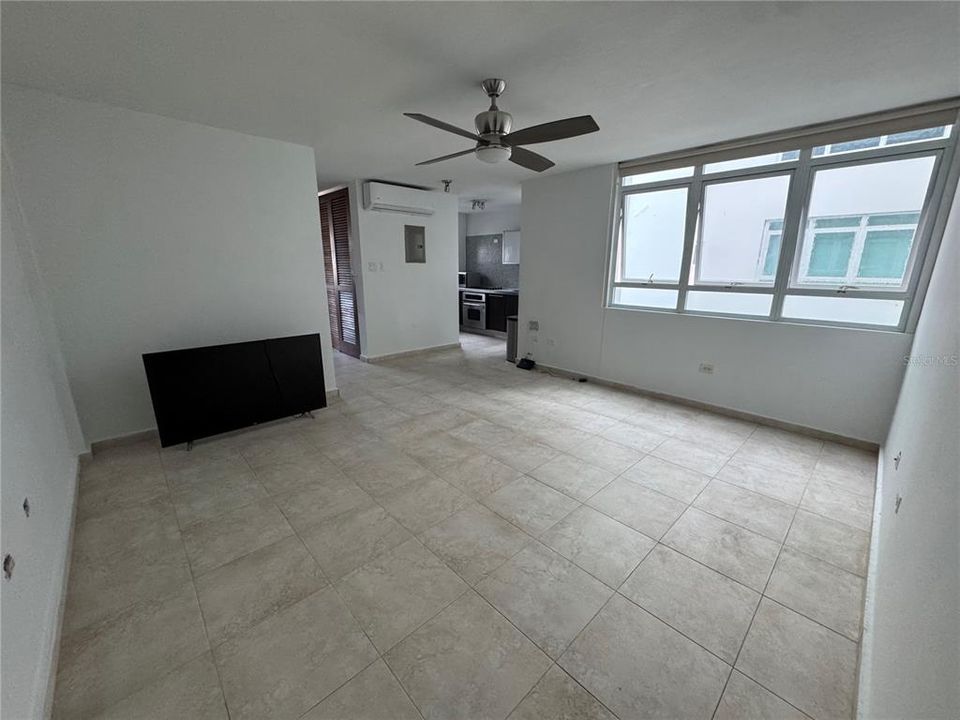 For Rent: $1,800 (1 beds, 1 baths, 572 Square Feet)