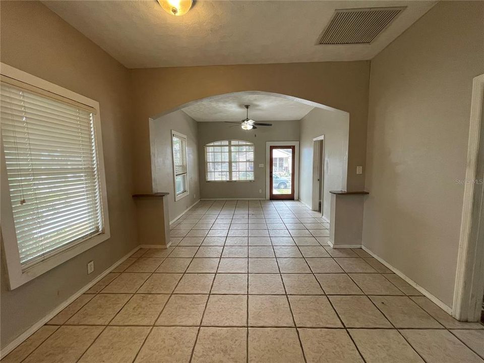 合同活跃: $299,000 (3 贝兹, 2 浴室, 1281 平方英尺)