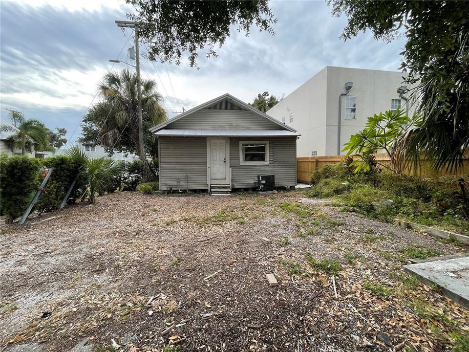 合同活跃: $299,000 (3 贝兹, 2 浴室, 1281 平方英尺)