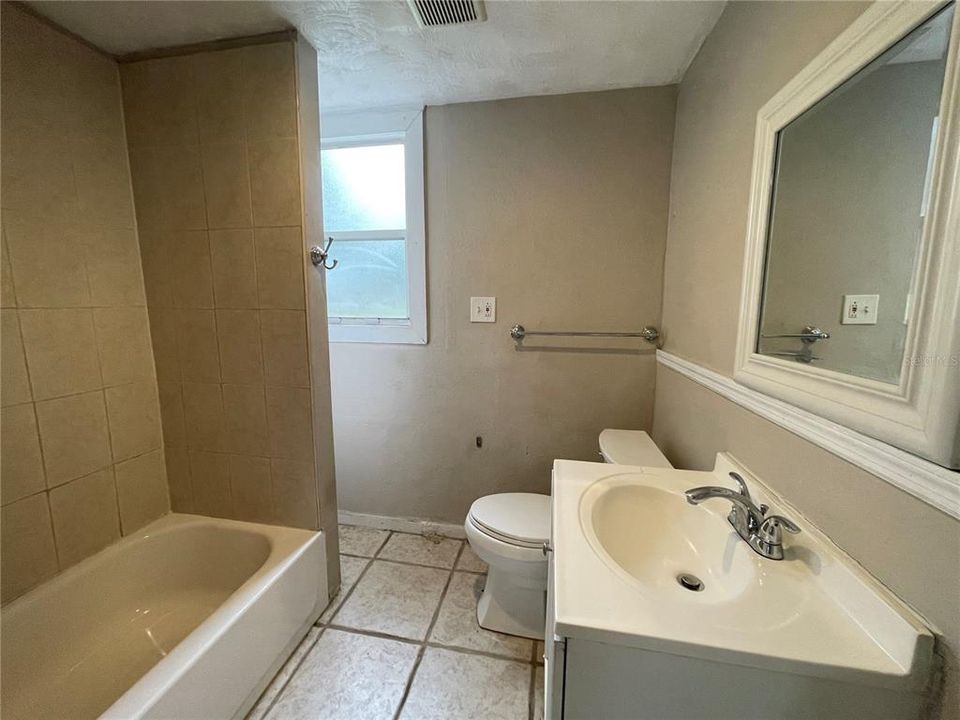 合同活跃: $299,000 (3 贝兹, 2 浴室, 1281 平方英尺)