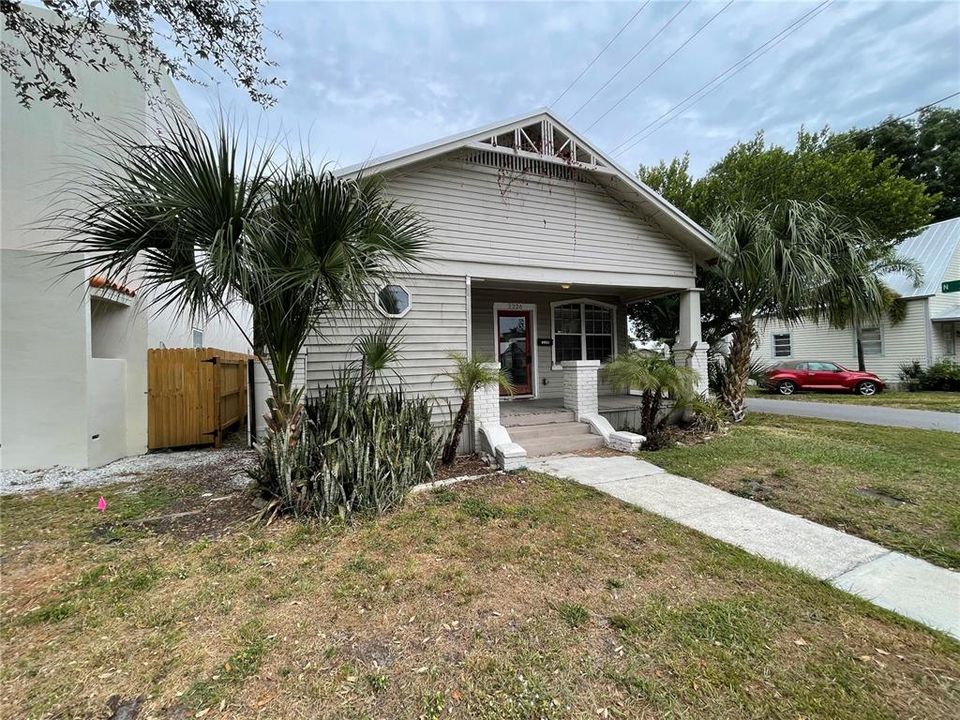 合同活跃: $299,000 (3 贝兹, 2 浴室, 1281 平方英尺)