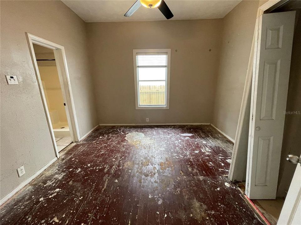 合同活跃: $299,000 (3 贝兹, 2 浴室, 1281 平方英尺)