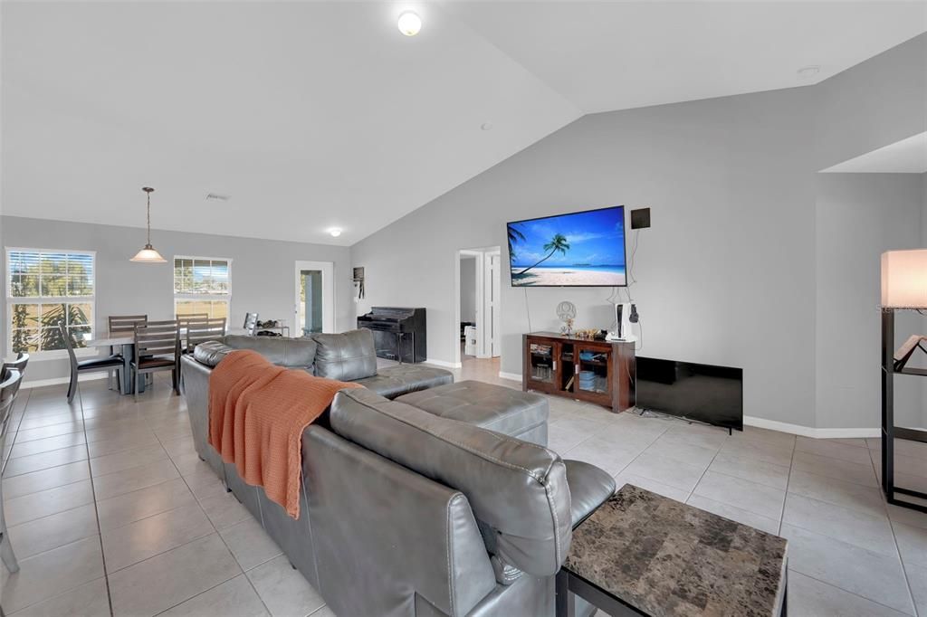 合同活跃: $314,900 (4 贝兹, 2 浴室, 1830 平方英尺)