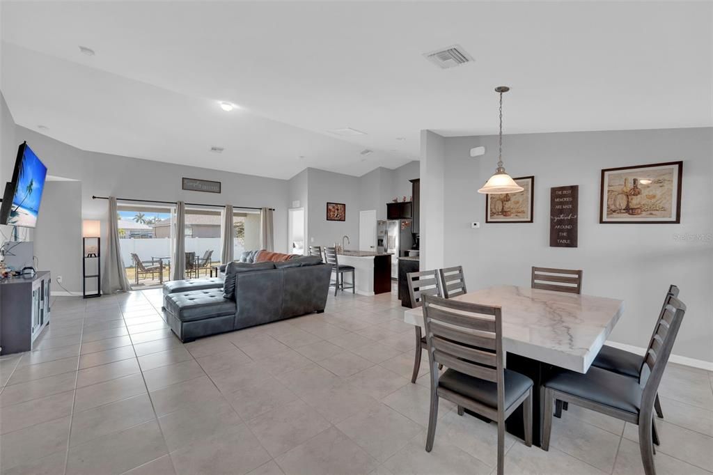 合同活跃: $314,900 (4 贝兹, 2 浴室, 1830 平方英尺)