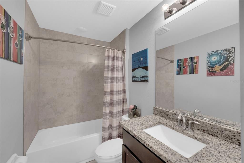 合同活跃: $314,900 (4 贝兹, 2 浴室, 1830 平方英尺)