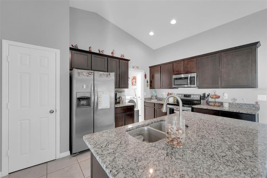 合同活跃: $314,900 (4 贝兹, 2 浴室, 1830 平方英尺)