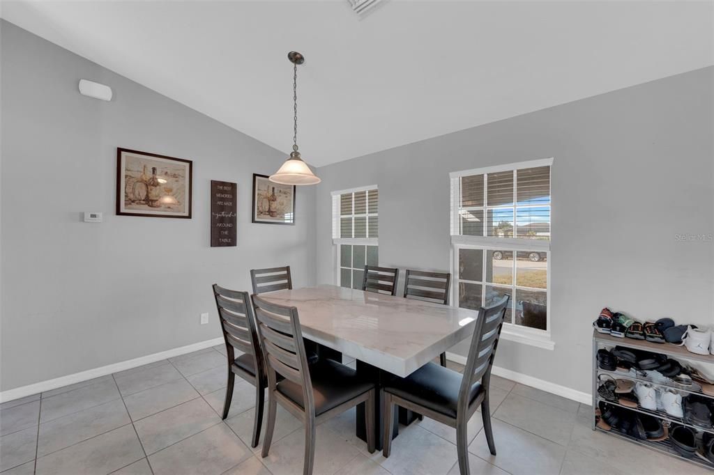 合同活跃: $314,900 (4 贝兹, 2 浴室, 1830 平方英尺)