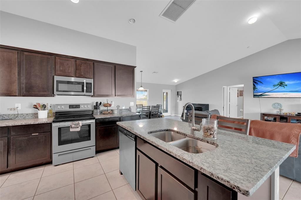 合同活跃: $314,900 (4 贝兹, 2 浴室, 1830 平方英尺)