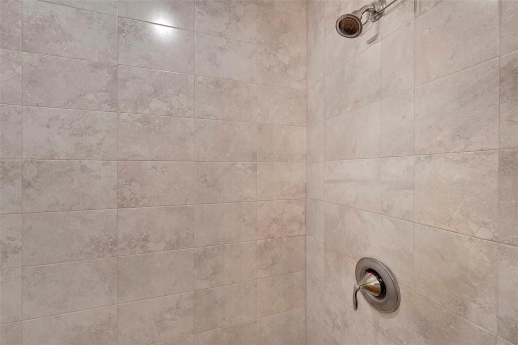 合同活跃: $314,900 (4 贝兹, 2 浴室, 1830 平方英尺)