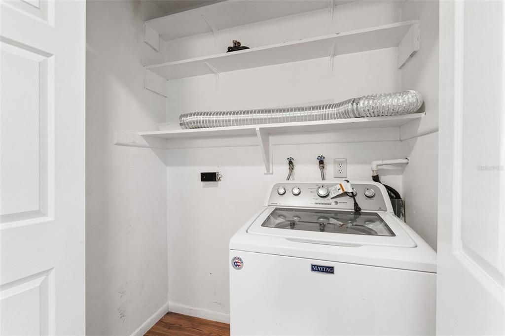 For Sale: $165,000 (1 beds, 1 baths, 988 Square Feet)