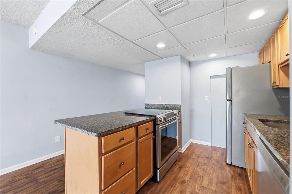 For Sale: $165,000 (1 beds, 1 baths, 988 Square Feet)