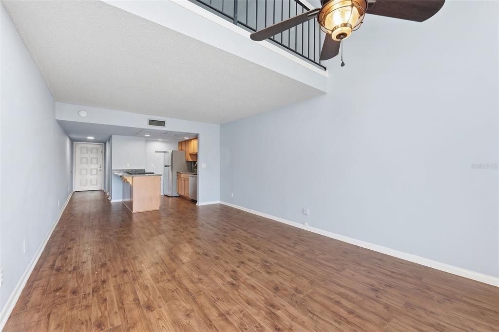 For Sale: $165,000 (1 beds, 1 baths, 988 Square Feet)