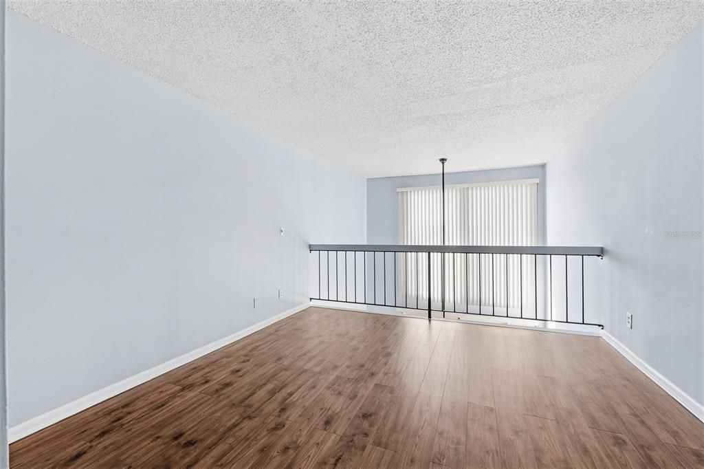 For Sale: $165,000 (1 beds, 1 baths, 988 Square Feet)