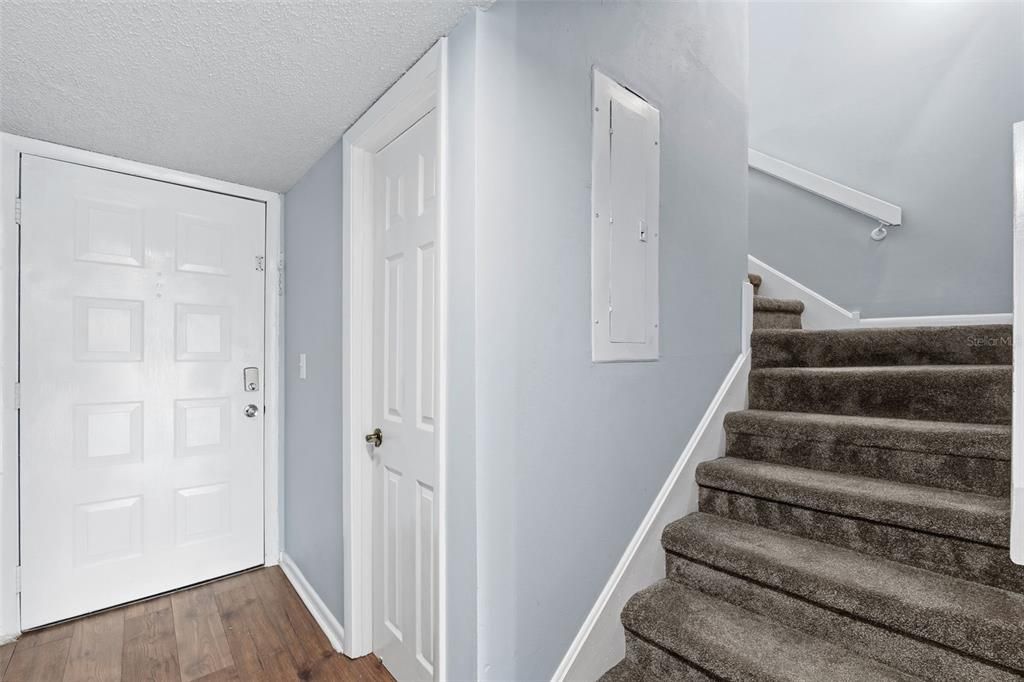 For Sale: $165,000 (1 beds, 1 baths, 988 Square Feet)