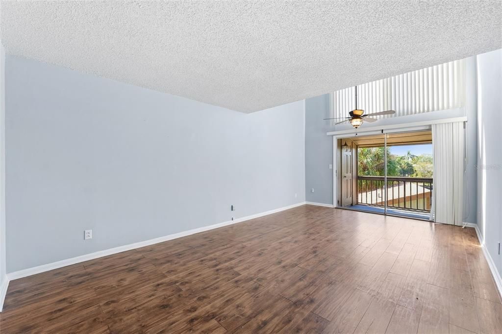 For Sale: $165,000 (1 beds, 1 baths, 988 Square Feet)