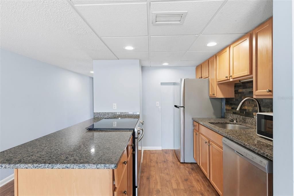 For Sale: $165,000 (1 beds, 1 baths, 988 Square Feet)