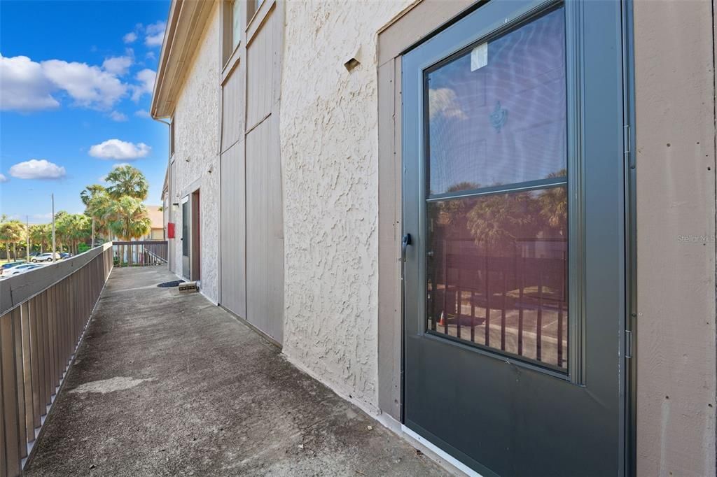 For Sale: $165,000 (1 beds, 1 baths, 988 Square Feet)