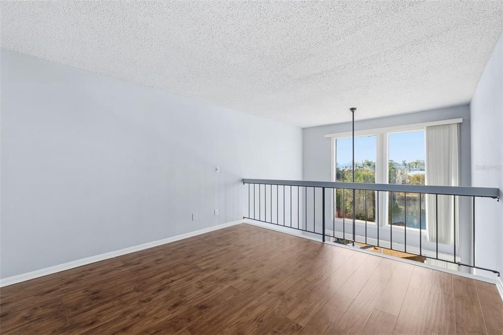 For Sale: $165,000 (1 beds, 1 baths, 988 Square Feet)