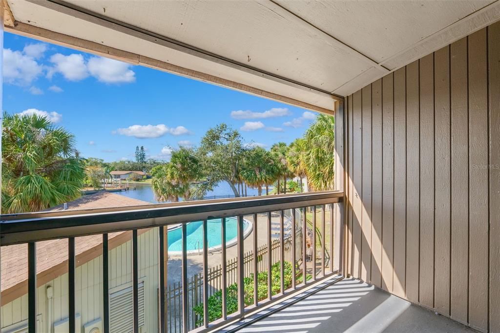 For Sale: $165,000 (1 beds, 1 baths, 988 Square Feet)