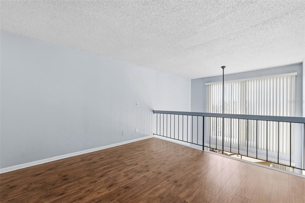 For Sale: $165,000 (1 beds, 1 baths, 988 Square Feet)