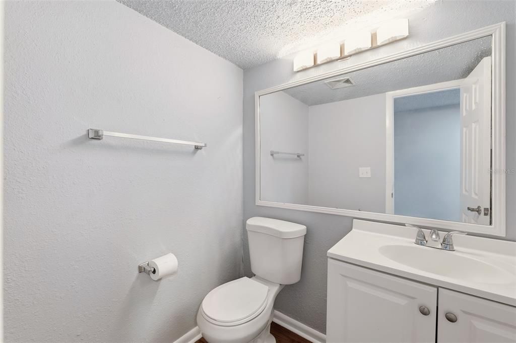 For Sale: $165,000 (1 beds, 1 baths, 988 Square Feet)